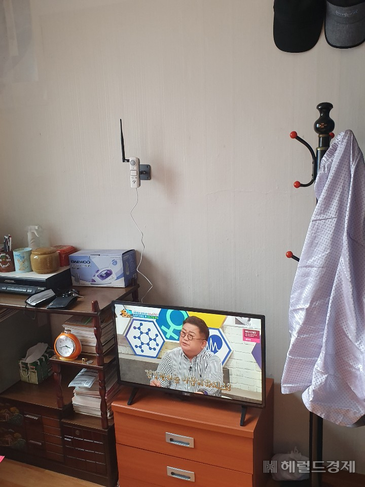 홀몸 노인 가구의 안부를 살피는 사물인터넷(IoT) 센서가 벽에 설치된 모습. [서울시 제공]
