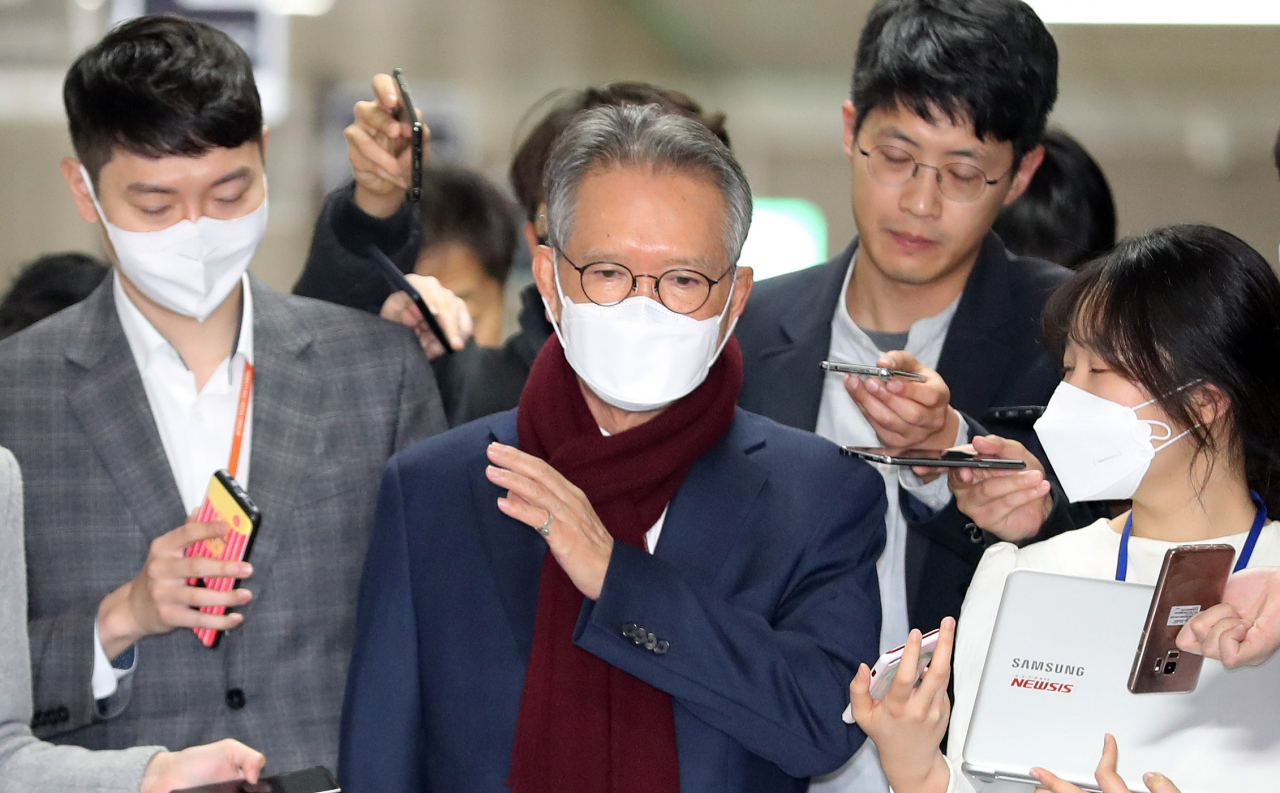 김형오 미래통합당 공천관리위원장이 4일 오전 서울 여의도 국회에서 열린 공천신청자 면접에 참석하며 기자들의 질문에 답하고 있다. [연합]