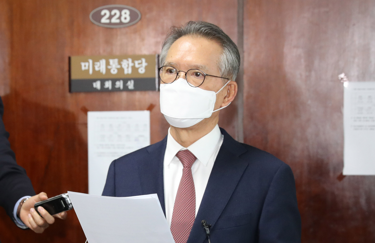 김형오 미래통합당 공천관리 위원장이 4일 오후 서울 여의도 국회에서 공천 심사 결과를 발표하고 있다. [연합]