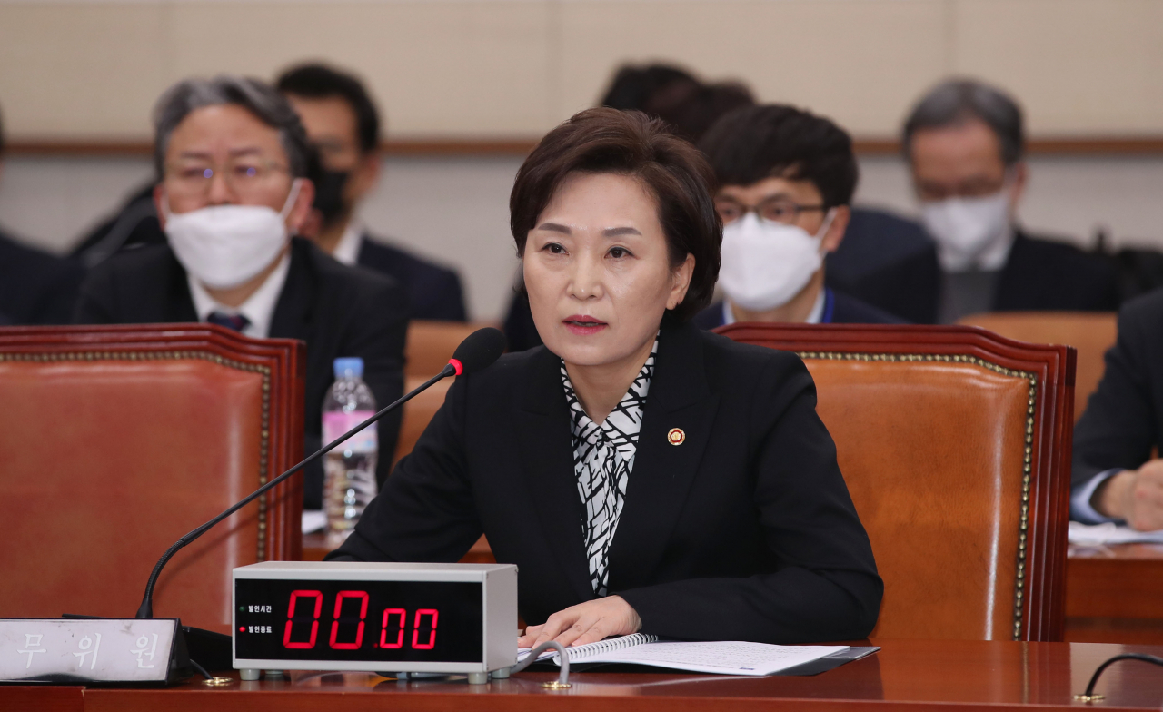 일명 '타다 금지법'으로 불리는 여객자동차운수사업법 개정안이 지난 4일 국회 법제사법위원회를 통과한 것 관련, 국토교통부는 “렌터카 기반 사업을 제도권 안에서 추진할 수 있다”고 밝혔다. 김현미 국토교통부 장관이 4일 오후 국회에서 열린 법제사법위원회 전체회의에서 의원들 질의에 답하고 있다. [연합뉴스]