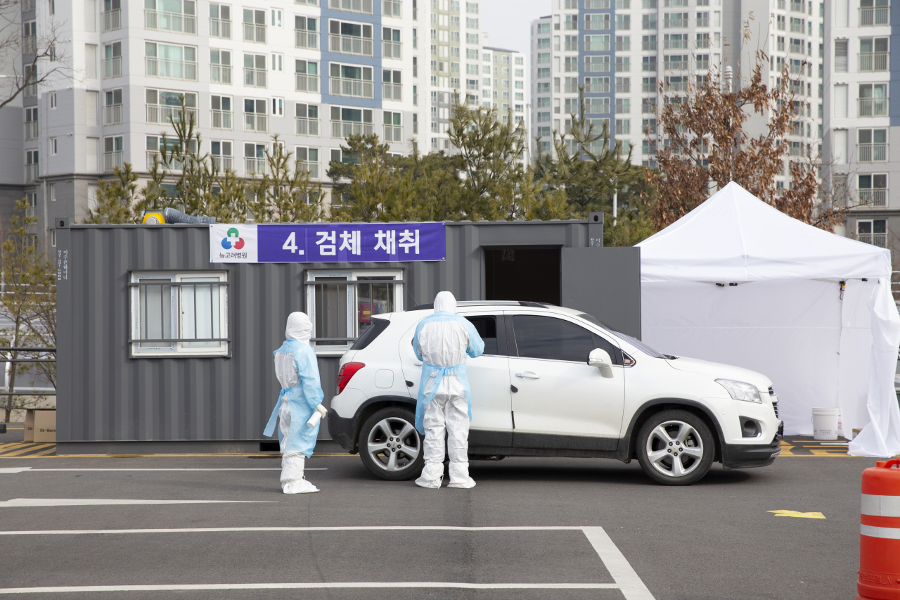 드라이브스루 진료소에서는 검사자가 차에 탄 채 문진 및 검체 채취 등이 이뤄진다. 뉴고려병원 제공