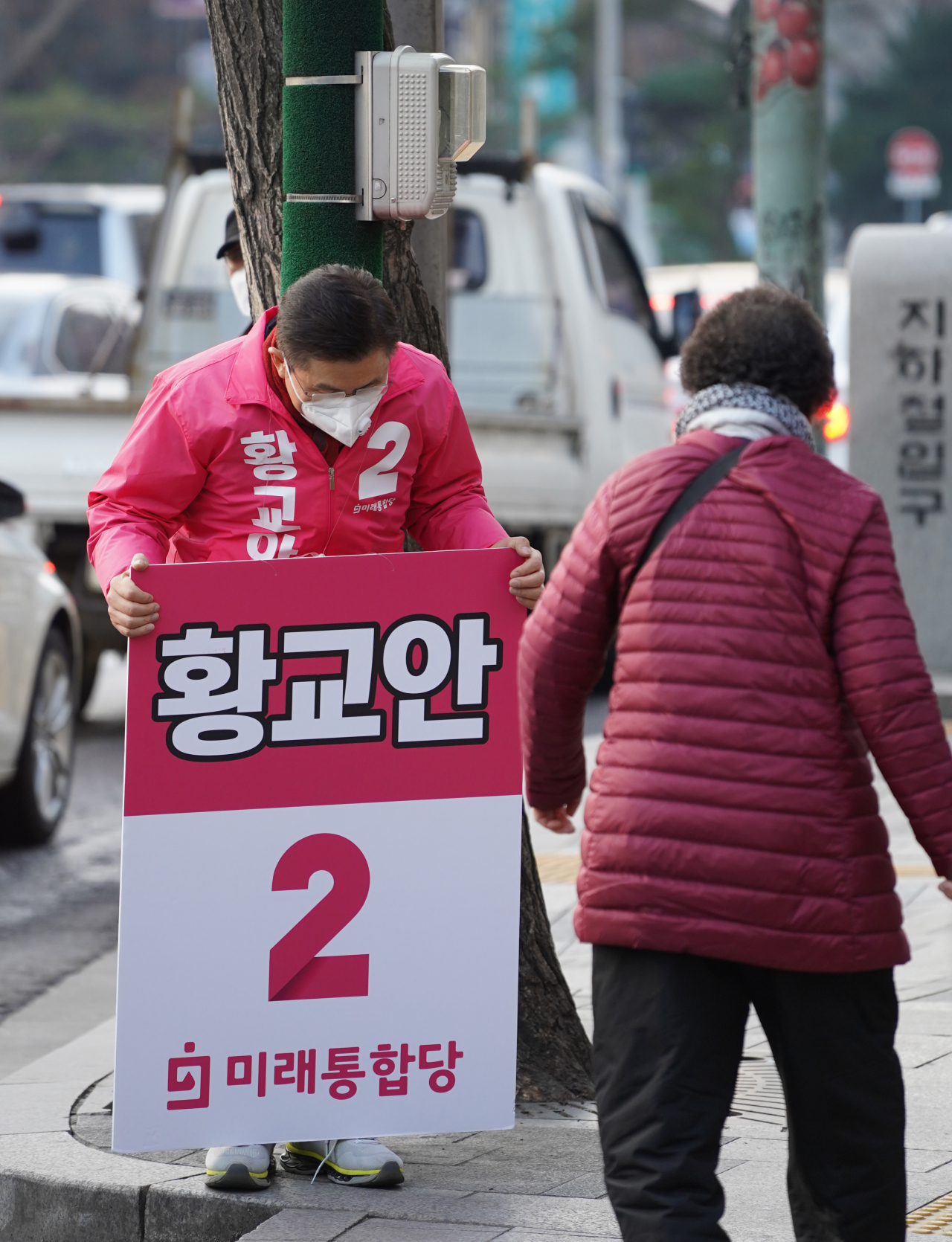 미래통합당 황교안 대표가 3일 오전 서울 종로구 사직동에서 출근 인사를 하고 있다. 연합뉴스