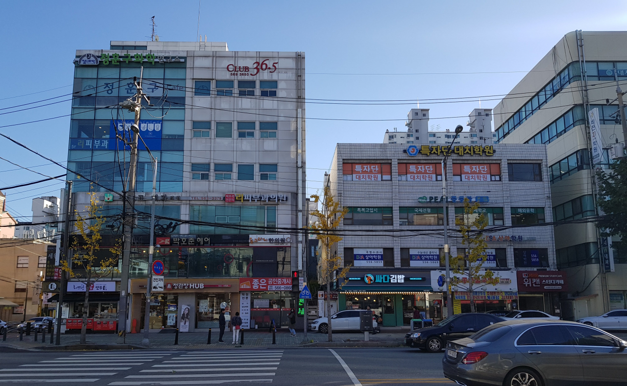 대치동 학원가의 빌딩들. 코로나19 확산세로 휴원 결정을 하는 학원이 늘면서 인근 상권까지 흔들리고 있다. [헤럴드경제DB]