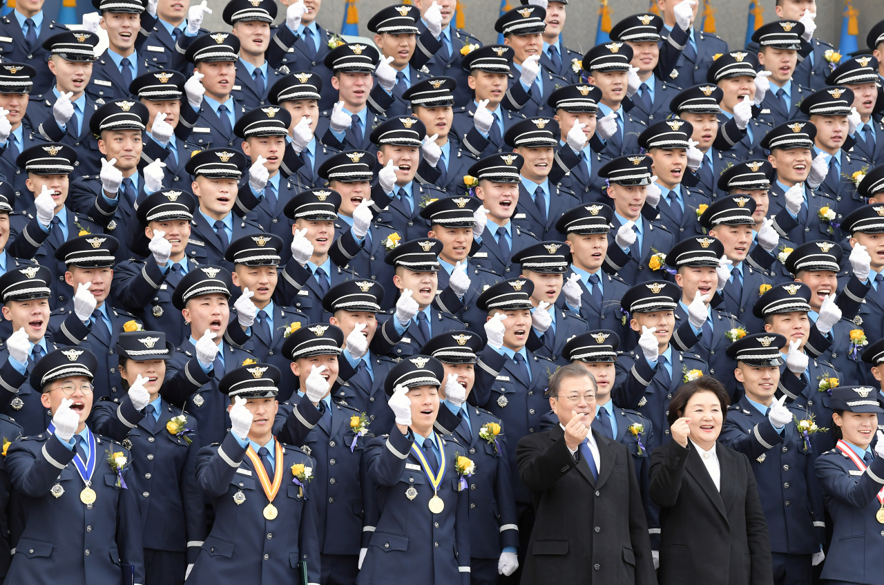 지난 3월 4일 공군사관학교에서 문재인 대통령 내외가 참석한 가운데 졸업식 및 임관식이 열리고 있다.[연합]