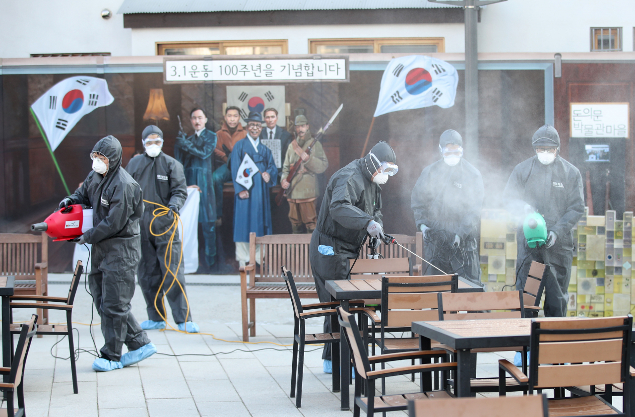 신종 코로나바이러스 감염증 확산이 우려되는 가운데 6일 오전 서울 종로구 돈의문박물관마을에서 서울시 관계자들이 방역 소독을 하고 있다. [연합]