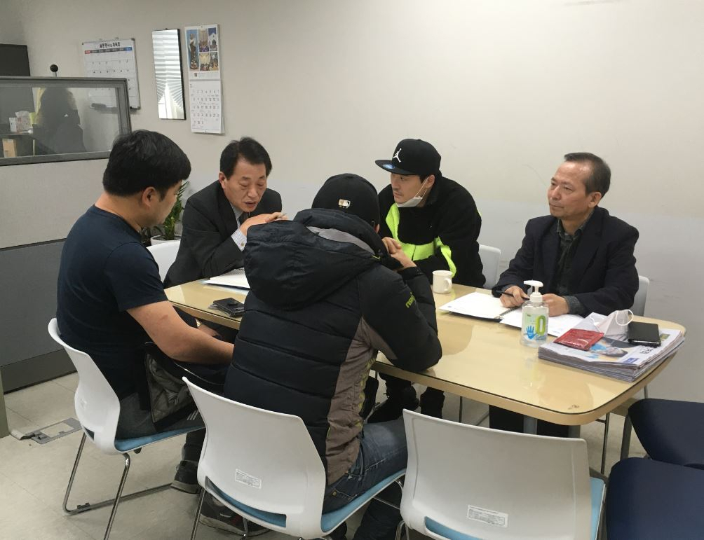 마포구와 홍대클럽투어 관계자들이 코로나19 확산 방지를 위한 대책회의를 하고 있다. [마포구 제공]