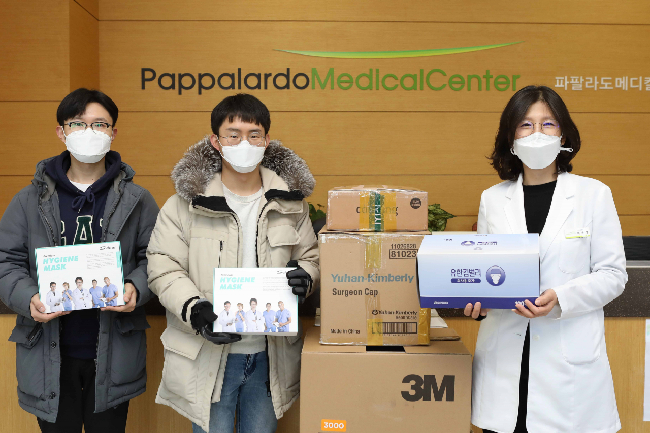 'KAIST 중국인 커뮤니티' 학생 대표가 KAIST 클리닉에 코로나19 대응을 위한 기부 물품을 전달했다.[KAIST 제공]