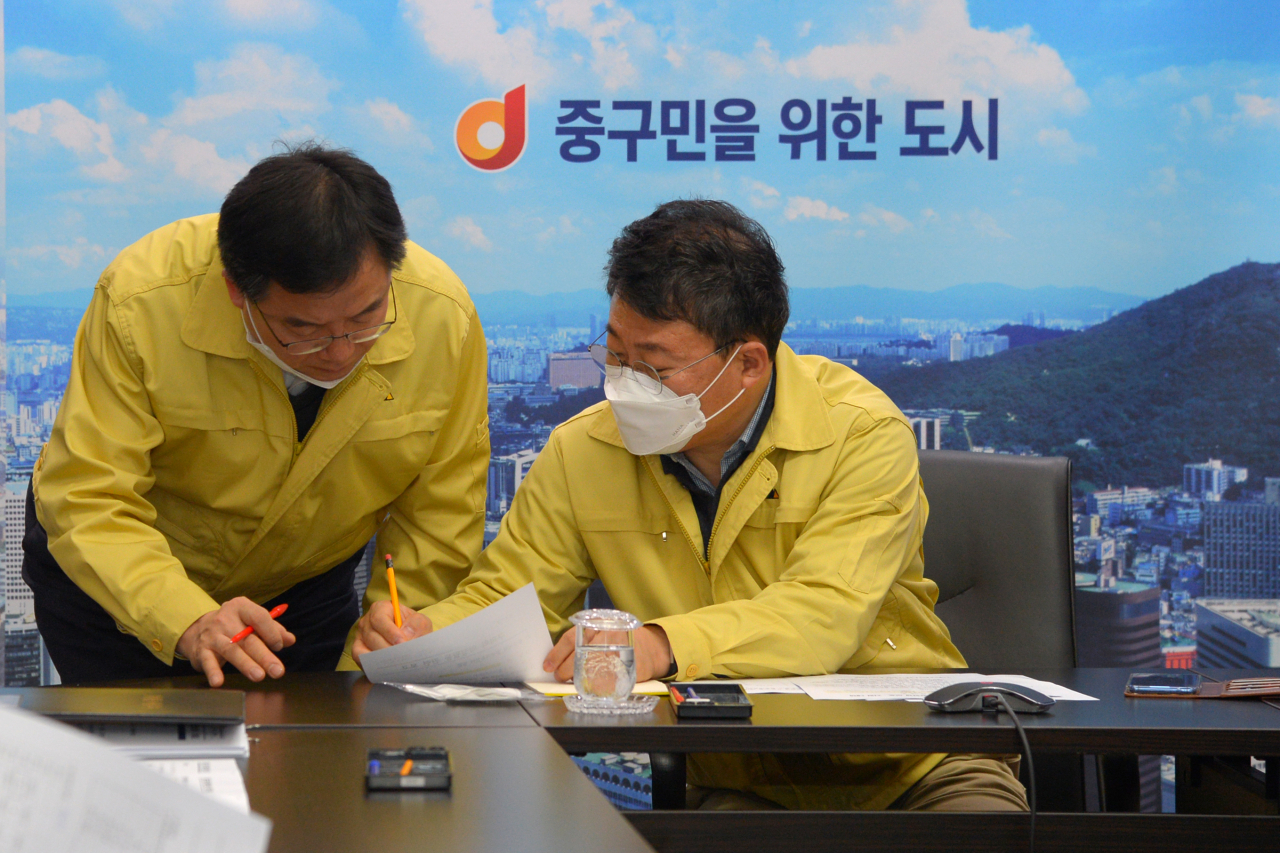서울시 지자체 단체장 영상회의 준비 중인 서양호 중구청장. [중구 제공]