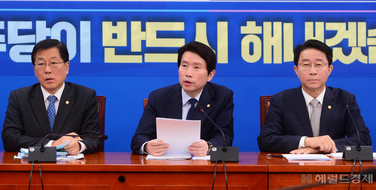 [헤럴드경제=이상섭 기자] 이인영 더불어민주당 원내대표가 5일 서울 여의도 국회에서 열린 더불어민주당 최고위원회의에 참석해 현안관련 발언을 하고 있다. babtong@heraldcorp.com
