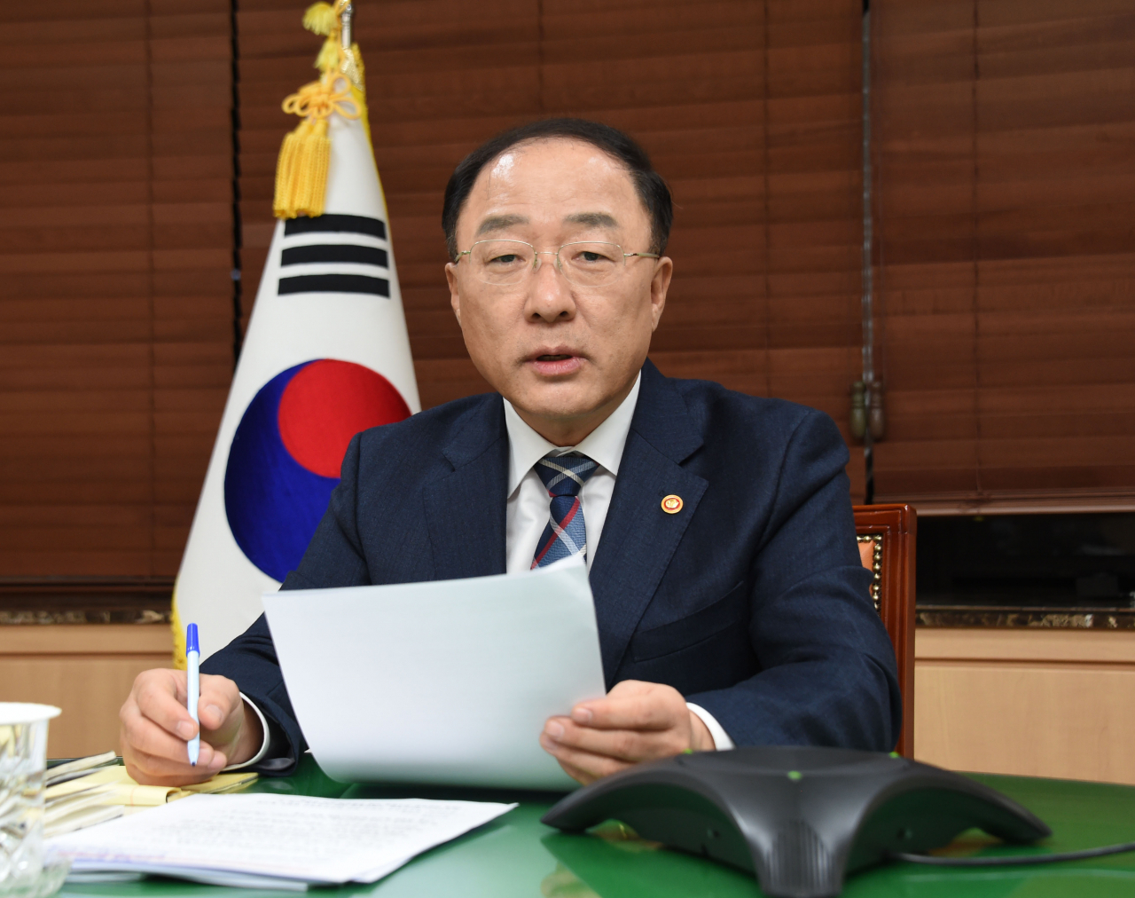 홍남기 부총리 겸 기획재정부 장관이 지난달 4일 오후 9시께 서울 광화문 정부서울청사에서 컨퍼런스콜을 통해 '코로나19 관련 IMFC 회의'에 참석, 선도발언을 하고 있다. [기획재정부 제공]