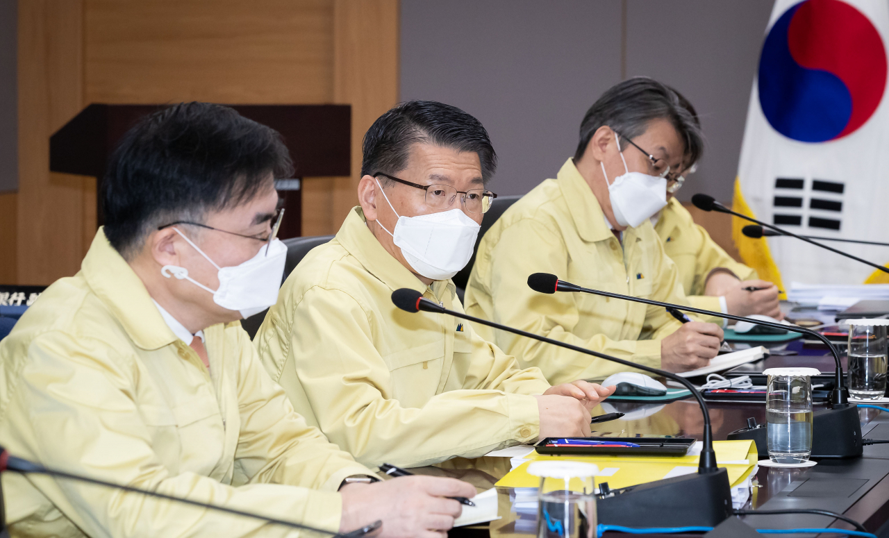 은성수 금융위원장이 4일 정부서울청사 금융위원회에서 코로나19 비상대응체계 관련 현안점검회의를 진행하고 있다.[연합]