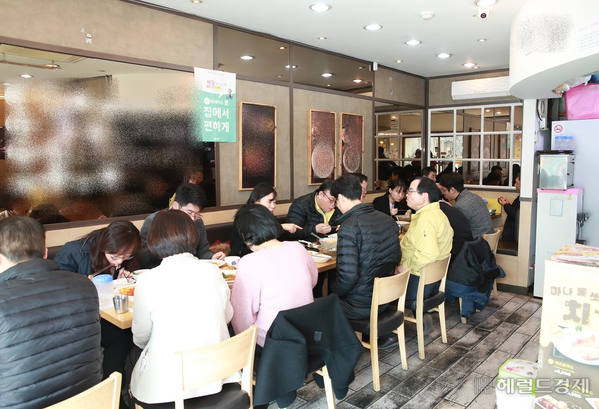 관악구청 직원들이 4일 코로나 확진자가 다녀간 식당에서 단체 식사를 하고 있다. [관악구 제공]