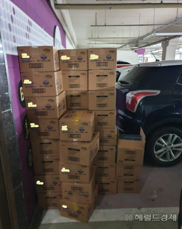 아파트 지하 주차장에 마스크 보관상자가 쌓여있다. 해당 업체는 1만7000매를 현금으로 구매한 뒤 중국으로 반출하려다 걸렸다. [서울시 제공]