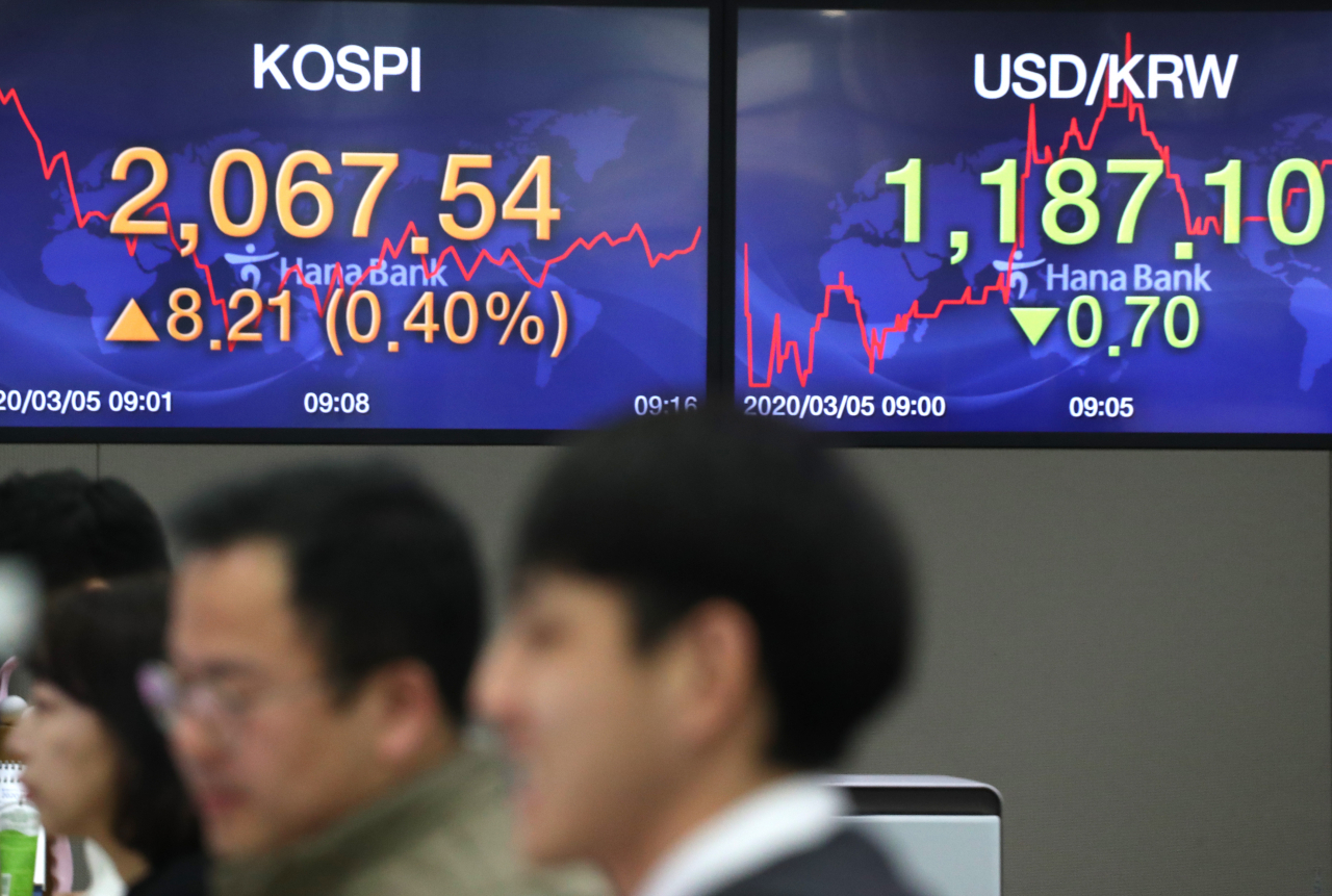 코스피가 상승세로 출발한 5일 오전 서울 하나은행 딜링룸에서 딜러들이 업무를 시작하고 있다. 연합뉴스