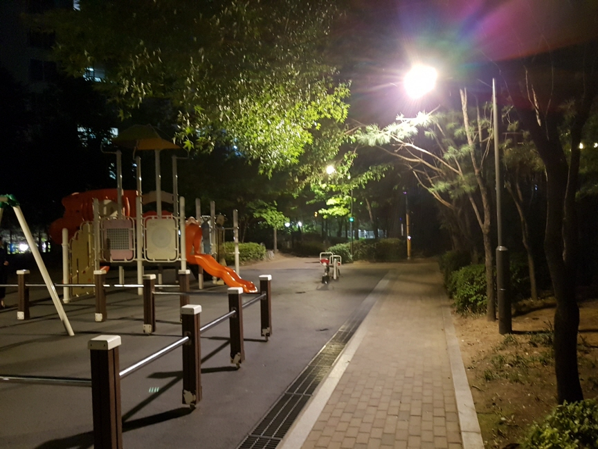 지난해 상도동 꿈나무 어린이공원에 설치된 LED 조명 모습. [동작구 제공]