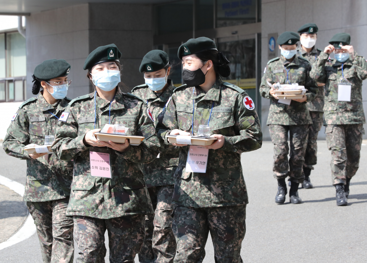 임관식을 마친 뒤 곧바로 의료 현장에 투입된 신임 간호장교들이 지난 4일 경북 경산시 국군대구병원에서 도시락을 들고 식사장소로 이동하고 있다.[연합]