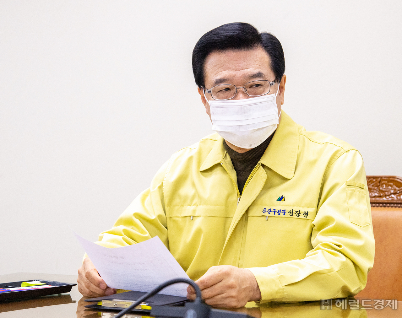 5일 코로나19 확진자 발생 관련 긴급대책회의를 하고 있는 성장현 구청장. [용산구 제공]