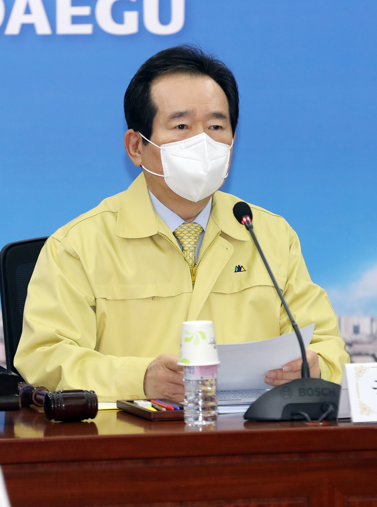 정세균 국무총리가 5일 오전 대구시청에서 서울 정부청사에 모인 국무위원들과 화상으로 신종 코로나바이러스 감염증(코로나19) 대책 국무회의를 하고 있다. [연합]