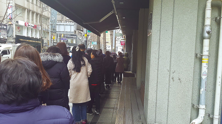 지난 4일 서울시청 인근 약국에서 시민들이 마스크를 구매하기 위해 줄을 서고 있다. 최원혁 기자