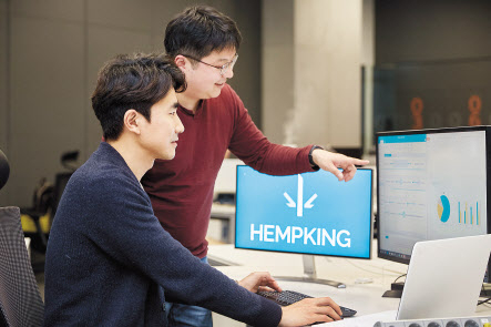‘햄프킹(Hempking)’의 김승현 대표(오른쪽)와 양자성 최고기술경영자(CTO)가 통관 자동화 솔루션을 점검하고 있는 모습. [LG CNS]