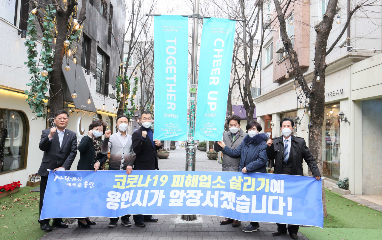 지난 4일 백군기 시장이 보정동 카페거리 착한임대인들을 격려했다. [용인시 제공]