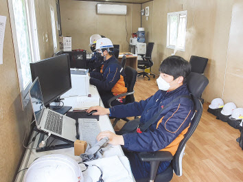 신종 코로나바이러스 감염증(코로나19) 확산에 따른 구성원 간 접촉을 줄이기 위해 경북 영주시 SK머티리얼즈의 현장 근무자가 마스크를 쓴 채 임시 업무공간에서 일하고 있다. [SK머티리얼즈 제공]