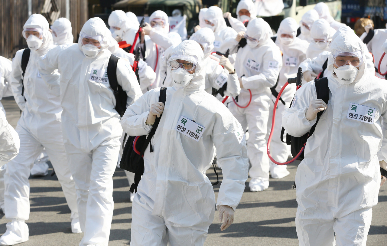 4일 오후 경북 경산시 경산역 일대에서 육군 2작전 사령부, 50사단, 경북도, 경산시가 함께한 신종 코로나바이러스 감염증(코로나19) 확산 방지 방역작업에서 장병들이 각자 맡은 구역으로 이동하고 있다. 연합뉴스