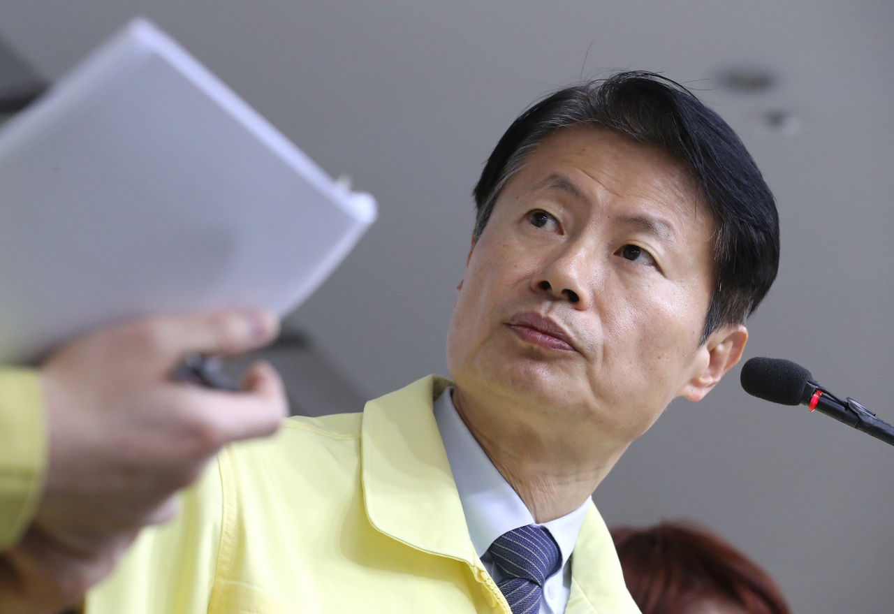 김강립 중앙재난안전대책본부 제1총괄조정관(보건복지부 차관)이 5일 오전 세종시 정부세종청사에서 코로나19 대응 중앙재난안전대책본부 회의 결과 등 정례브리핑을 마친 뒤 취재진의 질문에 답변하고 있다. 연합뉴스