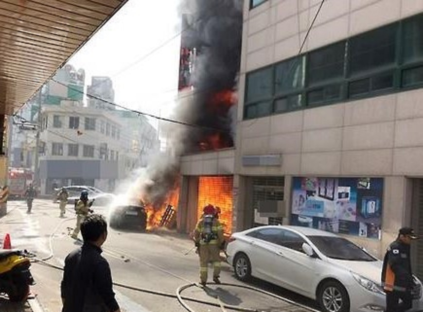 건축물에 대한 화재안전 성능보강 의무 대상이 숙박시설 등으로 확대된다. 사진 숙박시설 화재 모습(기사 내용과 관련 없음) [연합뉴스]