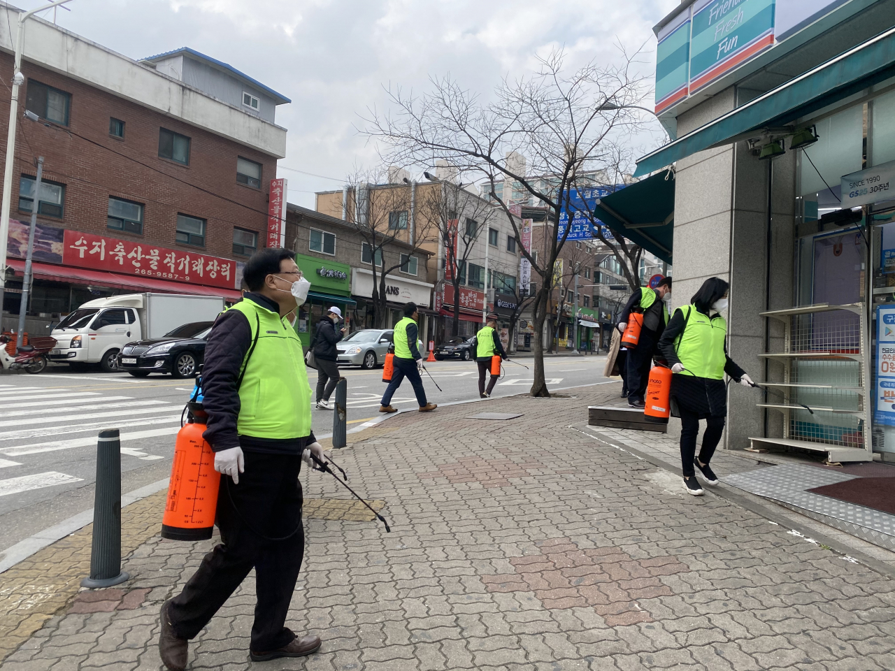 용인시 풍덕천2동 행복복지센터는 상가일대를 방역활동을 펼쳤다. [용인시 제공]