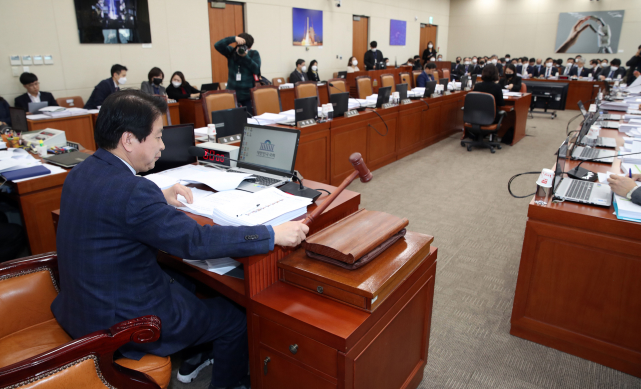 더불어민주당 소속 노웅래 과학기술정보방송통신위원장이 5일 오전 국회에서 열린 과학기술정보방송통신위원회 전체회의에서 의사봉을 두드리고 있다. 미래통합당 의원들은 회의를 보이콧 했다. [연합]