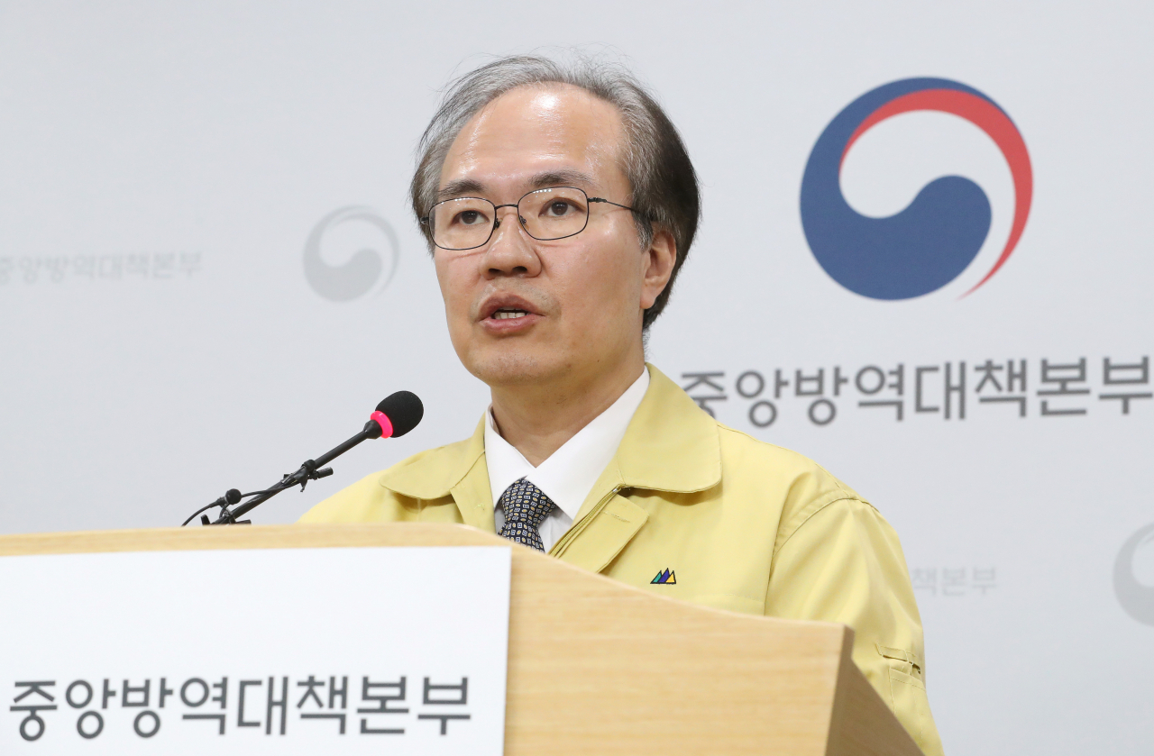 권준욱 중앙방역대책부본부장(국립보건연구원장)이 5일 오후 충북 청주시 질병관리본부에서 코로나19 국내 발생현황 및 확진환자 중간조사 결과 등 정례브리핑을 하고 있다. [연합]