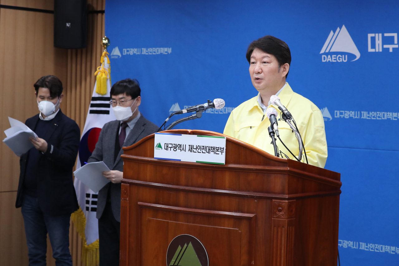 5일 코로나19 대응 브리핑을 하고 있는 권영진 대구시장.[대구시 제공]