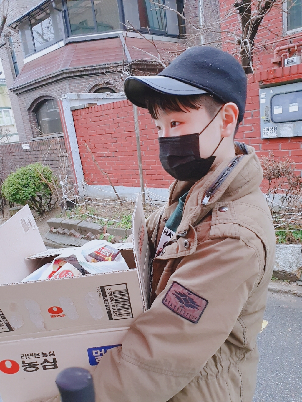 수원시 팔달구 고등동에 살고 있는 한민준군이 팔달구보건소로 간식을 보내는 모습. [가족 제공]