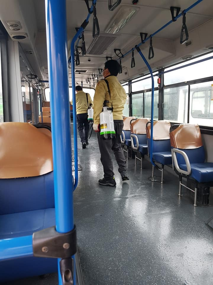 속초 버스 소독.[김철수 속초시장 페이스북 캡처]