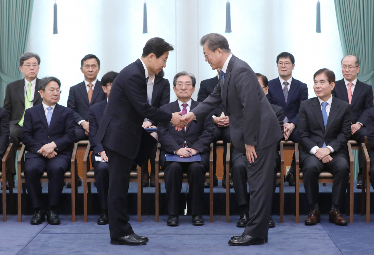 문재인 대통령이 5일 청와대에서 임찬우 감사원 감사위원에게 임명장을 수여하고 있다. [연합]