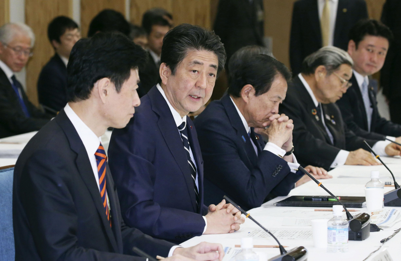 아베 신조(安倍晋三) 일본 총리가 5일 오후 일본 총리관저에서 회의에 참석해 발언하고 있다. [연합]