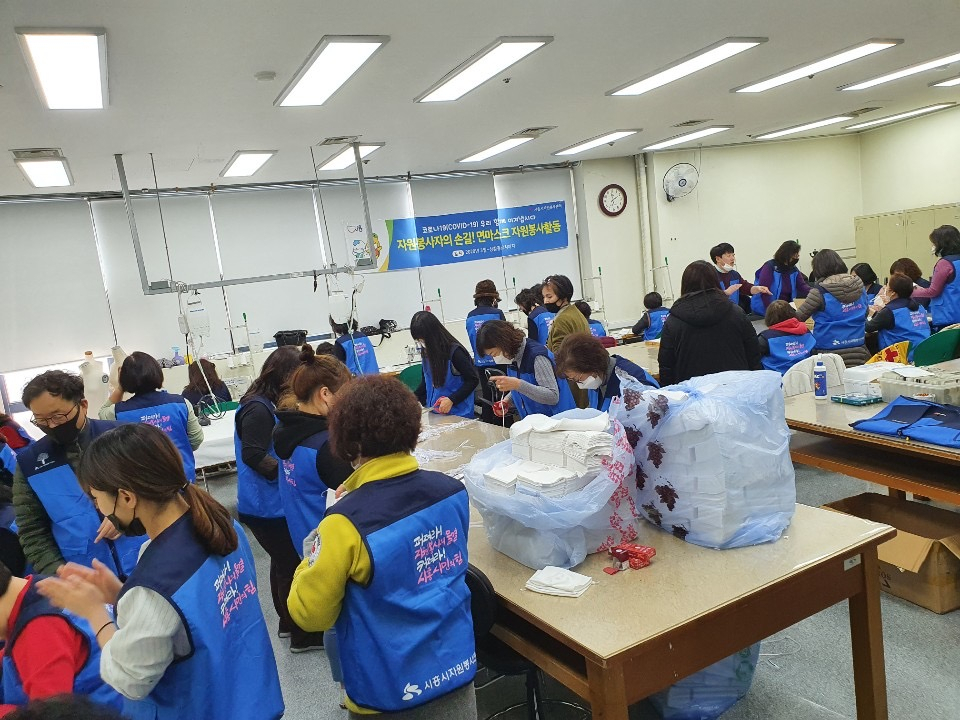 재능기부로 필터를 교체해 사용할 수 있는 면마스크를 제작하고 있는 시흥시 자원봉사자들. [시흥시]