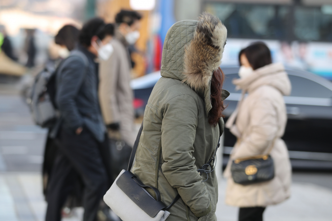 전국에 꽃샘추위가 찾아온 지난 5일 오전 서울 종로구 세종대로사거리에서 두꺼운 외투를 입은 시민들이 발걸음을 재촉하고 있다. [연합]