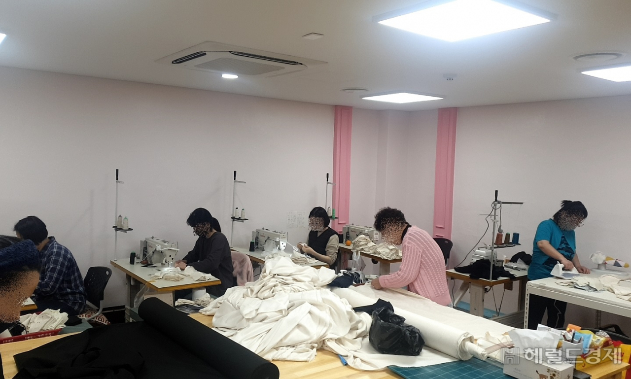 봄봄이 마스크를 제작하고 있는 모습. [관악구 제공]
