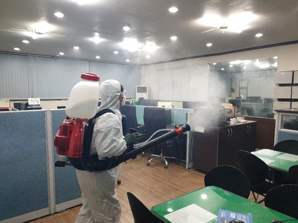 수원지부 회원이 자동차매매사업장 사무실을 소독하고 있다. [수원시 제공]