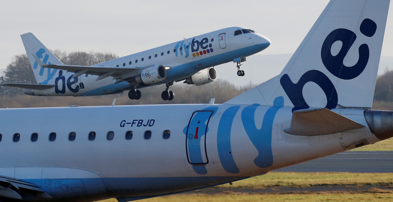 경영난에 시달리던 영국의 대표 저가항공사 플라이비(Flybe)가 코로나19의 직격탄을 맞아 5일(현지시간) 법정관리에 들어갔다. 이 항공사 소속 여객기가 지난 1월 20일 맨체스터공항에서 이륙하고 있다. [로이터]