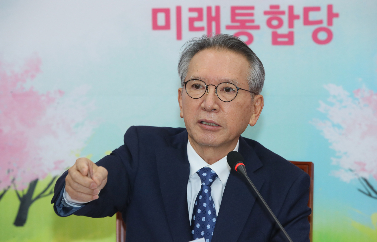 김형오 미래통합당 공천관리위원장이 5일 국회에서 공천심사 결과를 발표하고 있다. [연합]