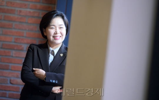 민주당 공천에서 광주 서구을 본선 티켓을 거머쥔 양향자 전 최고위원. 양 후보는 이로써 4년만에 천정배 민생당 의원과의 리턴매치를 벌이게 됐다. 사진은 ‘고졸신화’에서 우리나라 공무원 교육을 총책임지는 자리에 오른 양향자 국가공무원인재개발원 원장을 인터뷰할때의 모습. 사진=이상섭 기자/babtong@heraldcorp.com