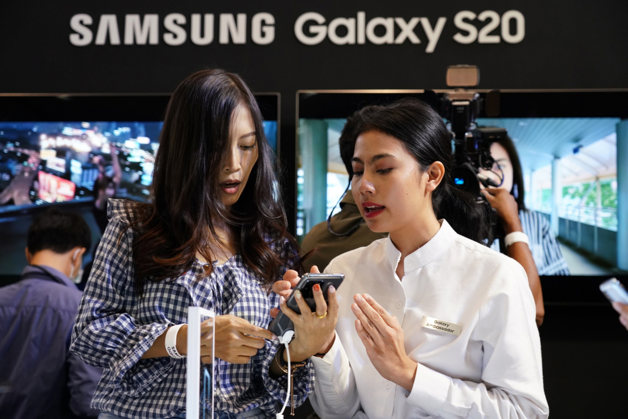 지난 2월 12일(현지시간) 태국 방콕에 위치한 센트럴월드 쇼핑몰에서 진행된 ‘갤럭시 S20’ 론칭 행사에서 소비자들이 제품을 체험하고 있는 모습. [삼성전자 제공]