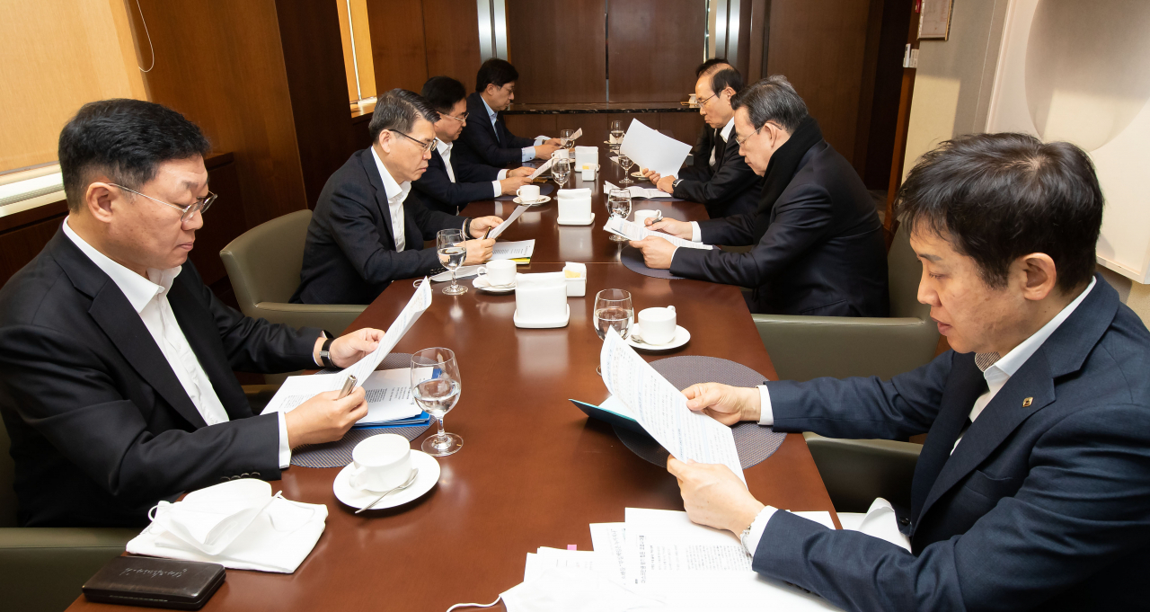 나재철 금융투자협회장, 은성수 금융위원장, 신용길 생명보험협회장, 박재식 저축은행중앙회장, 김용덕 손해보험협회장, 김태영 은행연합회장, 김주현 여신금융협회장 [사진=금융위]