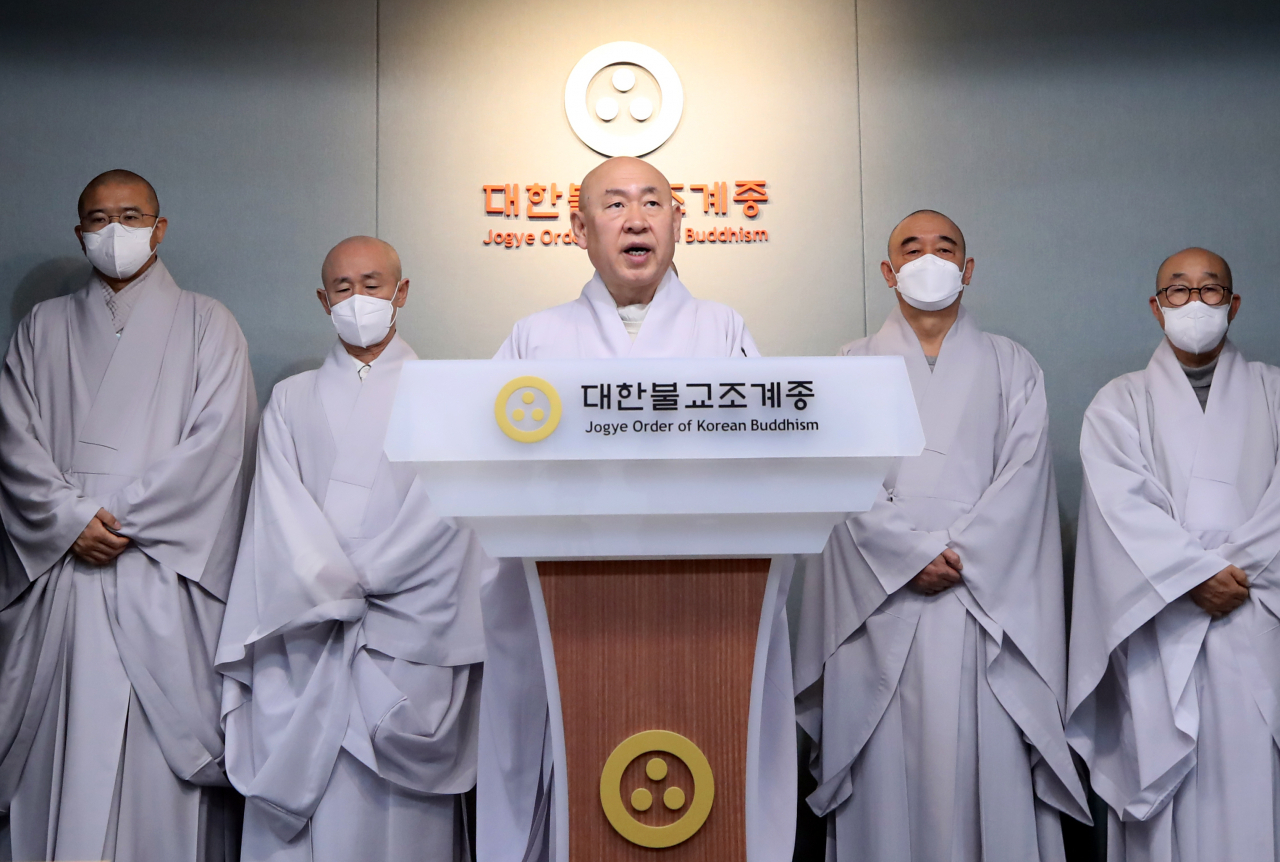 대한불교조계종 총무부장 금곡스님이 6일 오전 서울 종로구 견지동 한국불교역사문화기념관에서 신종 코로나 바이러스 감염증(코로나19) 관련 담화문을 발표하고 있다. 연합뉴스