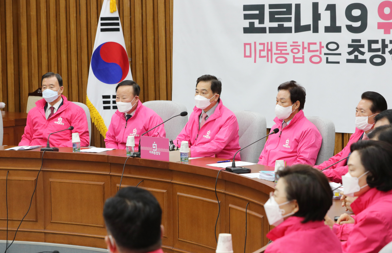 미래통합당 심재철 원내대표(왼쪽 세 번째)가 6일 오전 서울 여의도 국회에서 열린 원내대책회의에서 발언하고 있다. 연합뉴스