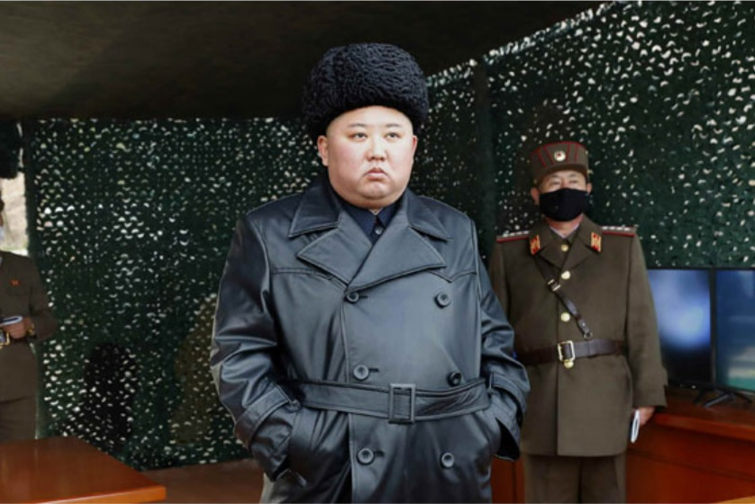 북한은 김여정 노동당 제1부부장이 청와대를 원색적으로 비난하자마자 김정은 국무위원장이 문재인 대통령에게 코로나19 사태와 관련한 친서를 보내며 강경과 온건 투 트랙 대남전략을 펼쳤다. 김 위원장이 인민군 전선 장거리포병구분대 화력타격훈련을 지도하는 모습. [헤럴드DB]