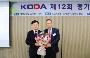 김승배 피데스개발 대표(왼쪽)가 한국부동산개발협회 5대 회장으로 추대됐다. 4대 회장인 문주현 MDM 회장과 기념 촬영을 하고 있다. [한국부동산개발협회]